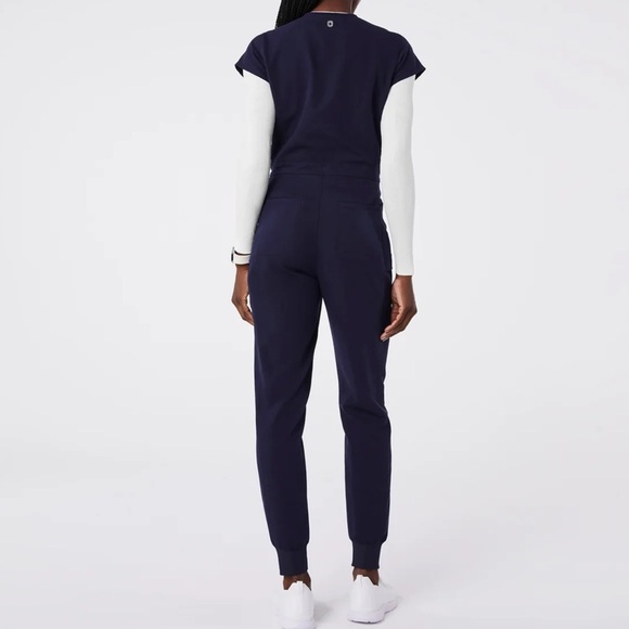 Figs Ultra Scrub limited edition Navy Jane V-Neck
- Jogger ScrubjumpsuitT™ New - Picture 5 of 8